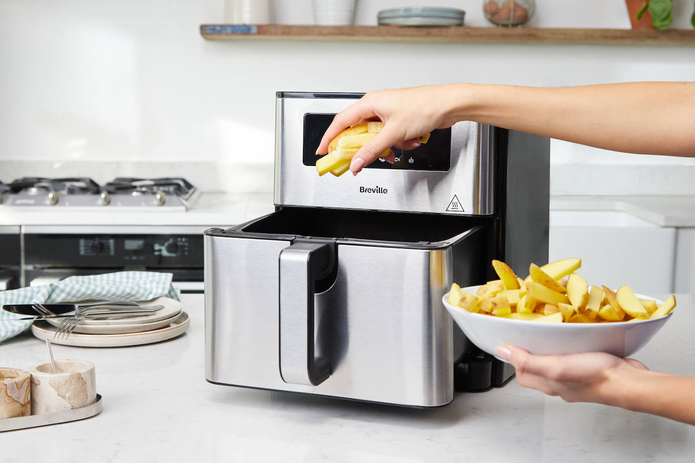 ¿Está deseando apuntarse a la moda de cocinar en airfryer o freidora de aire? ¡Esta puede ser una buena opción! De acero inoxidable y de gran tamaño -con una capacidad de 9 litros-, Breville 9L Air Fryer XL (VDF131X) cuenta con un diseño compacto y único. Intuitiva, rápida, fácil de utilizar, inteligente y muy práctica, utiliza hasta un 99,5% menos de aceite en la preparación de las comidas y es 50% más eficiente que realizar la misma receta en un horno tradicional.