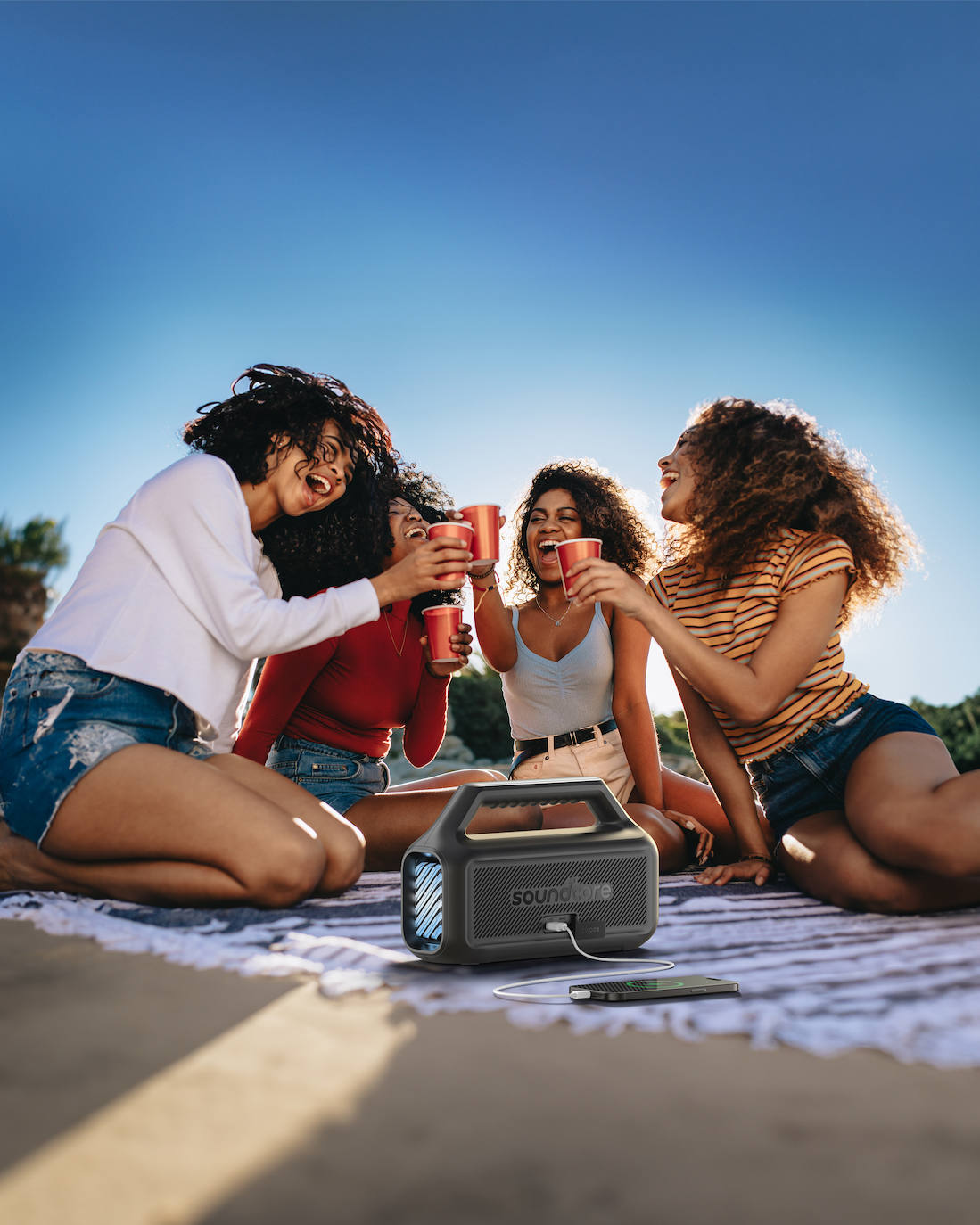 Para las madres a las que les encanta la música, bailar y llevarse a cualquier parte sus canciones favoritas este altavoz soundcore Boom 2 puede ser una idea perfecta, porque además integra la tecnología BassUp que ofrece un sonido perfecto para cualquier gusto musical. 