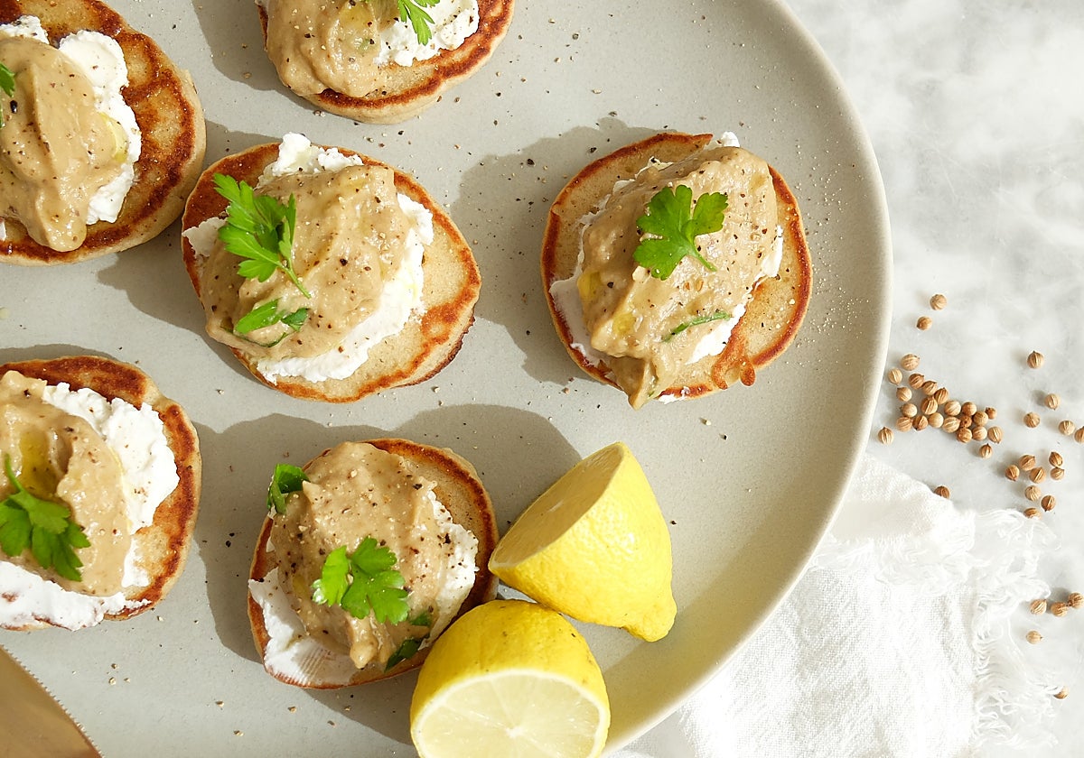 Blinis sin gluten con paté de berenjena.