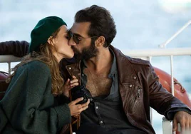 Olivia (Maggie Civantos) y Yaman (Ilker Kaleli), en una escena de la serie 'La pasión turca'.
