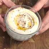 Hummus de alubias: el picoteo perfecto para comer más legumbres en primavera