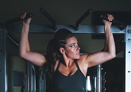 El ejercicio para evitar las alas de murciélago recomendado a partir de los 50 años: sólo necesitas 15 minutos al día