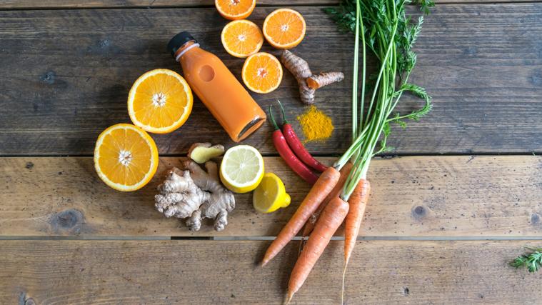 Alimentos como las zanahorias o la naranja son ricos en betacarotenos
