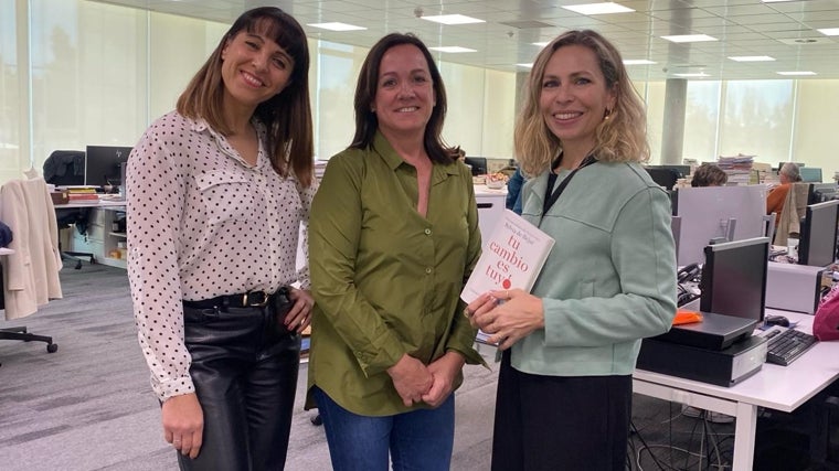 Las periodistas Laura Pintos y Raquel Alcolea, en la redacción de ABC con Sylvia de Béjar, tras la grabación del podcast.