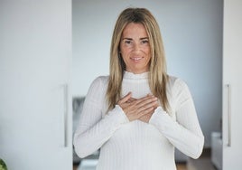 Emma Ribas, psicóloga y terapeuta: «Abrazar a tu pareja genera oxitocina y ayuda a una conexión profunda»