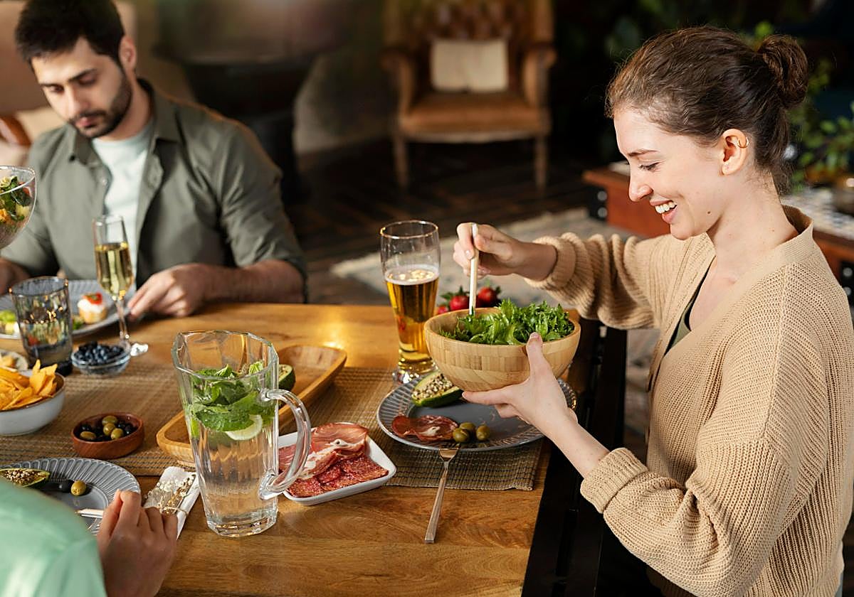 El hábito que Harvard recomienda hacer después de cenar: deshincha y ayuda a vivir más tiempo