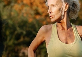 El ejercicio de 30 segundos que Harvard recomienda: define el abdomen y alivia dolores de espalda