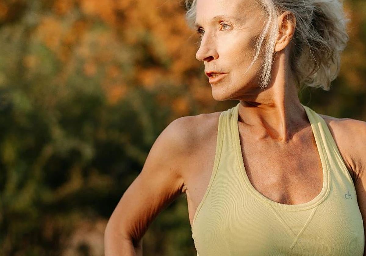 El ejercicio de 30 segundos que Harvard recomienda: define el abdomen y alivia dolores de espalda