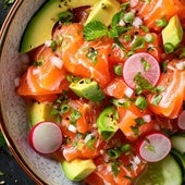 Cuatro recetas refrescantes con salmón y aguacate para los días de calor