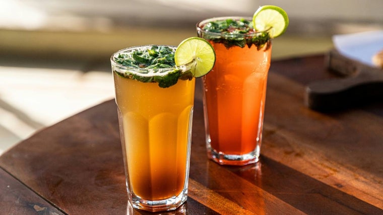 Bebidas refrescantes acompañadas de cítricos.