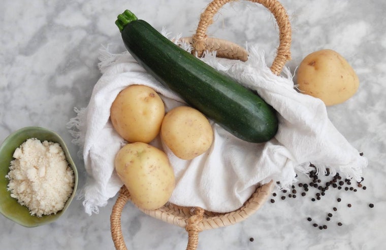 Bodegón con los ingredientes de las tortitas de calabacín