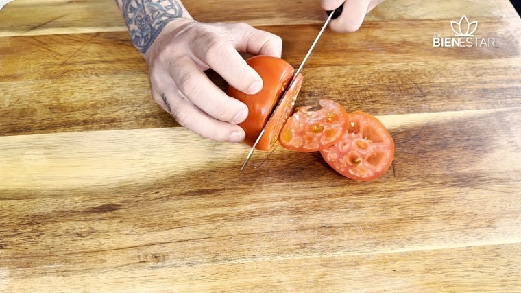 Cortando tomate para el carpaccio.