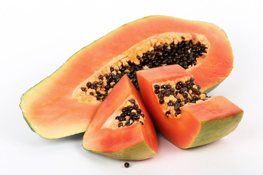 La papaya es una fruta que contiene un aporte calórico de 43 calorías por cada 100 gramos. Ayuda en el proceso de la digestión gracias a una enzima que posee llamada papaína y contribuye a mejorar el estreñimiento por su contenido en agua y fibra. También destaca por su efecto diurético. Su contenido en vitamina C ayuda a mantener las defensas del organismo y la vitamina A que aporta mejora la salud de la piel. Es una fruta ideal para diabéticos ya que permite mantener los niveles del glucosa estables.
