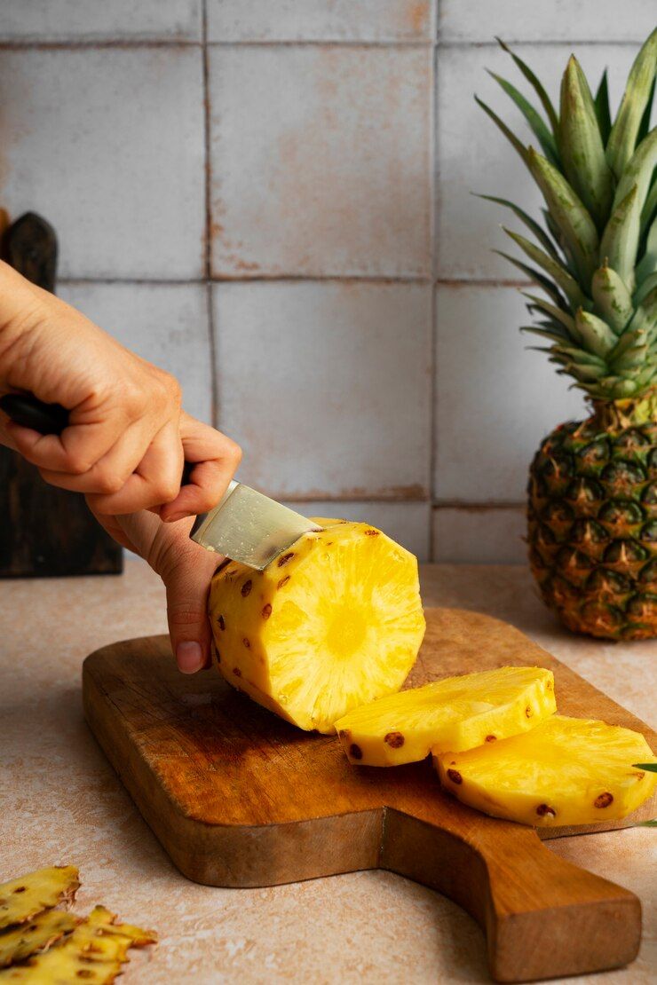 La piña tiene apenas 50 calorías en 100 gramos. Una fruta altamente saciante por su contenido en agua que mantiene el equilibrio hídrico en el organismo y su aporte de fibra, lo que favorece el tránsito intestinal. La piña resulta adecuada para personas con problemas digestivos o acidez. Sus propiedades antiinflamatorias pueden ayudar a combatir el dolor muscular en los deportistas, mejoran la salud bucodental y contribuye a un buen tránsito intestinal.