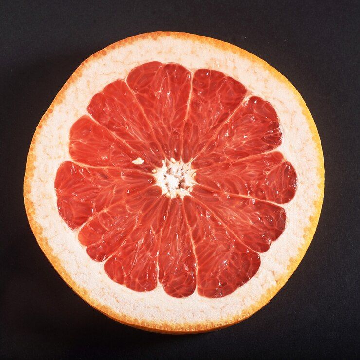 El pomelo aporta 42 calorías por cada 100 gramos. Es una fruta rica en antioxidantes y, como los otros cítricos, es rico en vitamina C y A. Destaca su función de prevención de enfermedades cardiovasculares. Sus nutrientes ayudan a estabilizar los niveles de azúcar en sangre. Además, mejora la salud de las encías.