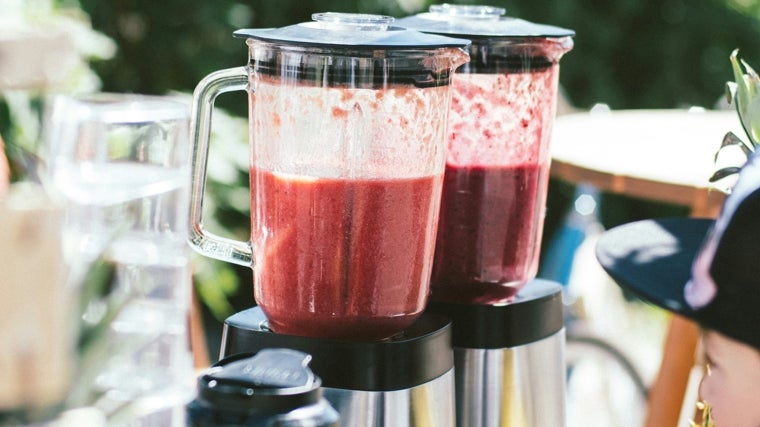 Smoothies de fresas, plátano y cúrcuma.