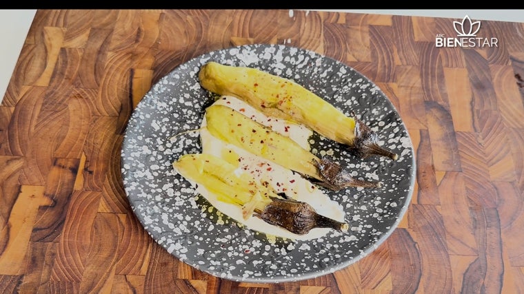 Ensalada de berenjena china con salsa de yogur griego.