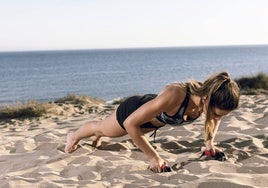 Cinco ejercicios que puedes hacer en la playa para mantenerte en forma en verano