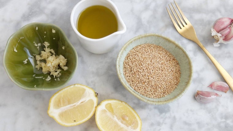 Ingredientes para preparar el aderezo del mutabal.