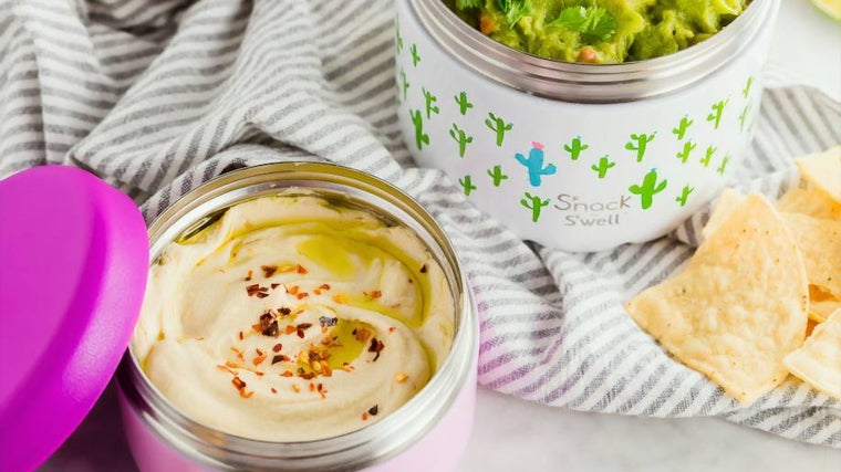 Una buena opción es llevar hummus a la playa.