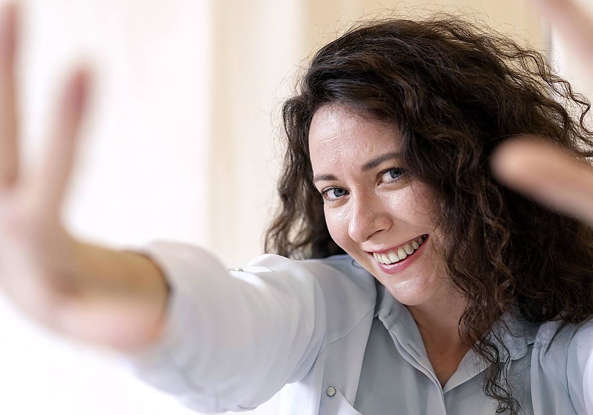 Suelen mostrar una imagen positiva y sonriente.