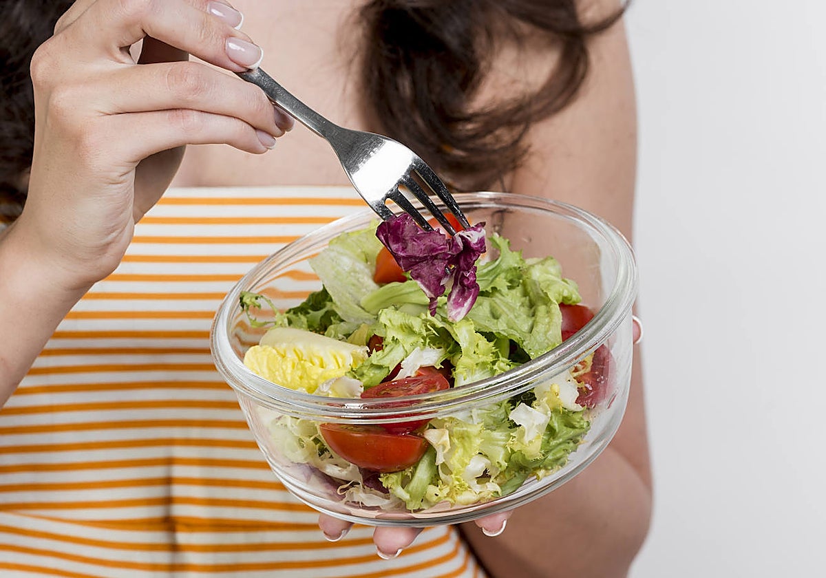 Eliminar todas las grasas y comer pocas proteínas es una práctica equivocada.