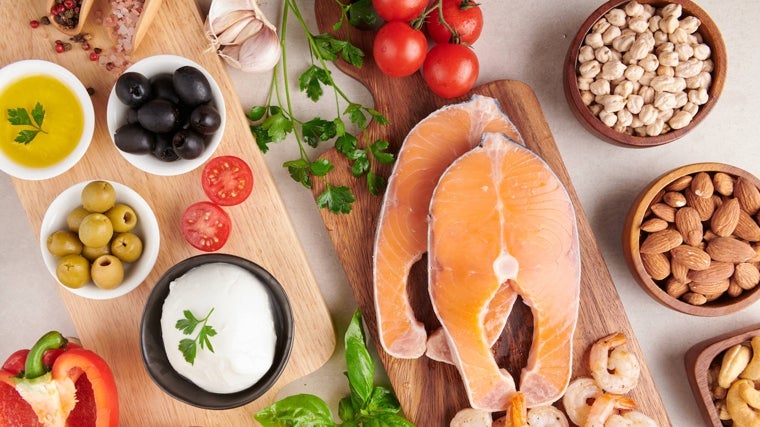 Salmón, frutos secos y algunos lácteos, grasas saludables.