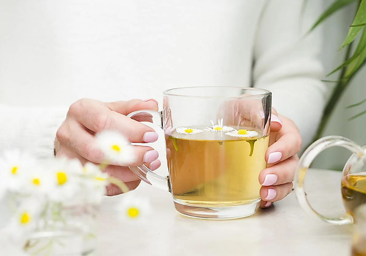 ¿Es sano tomar manzanilla cada día o tiene algún efecto en los riñones?