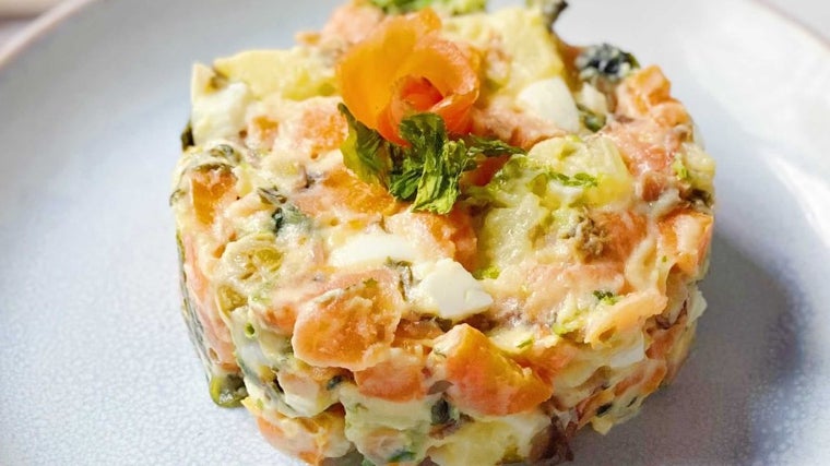 Ensaladilla con salmón ahumado.