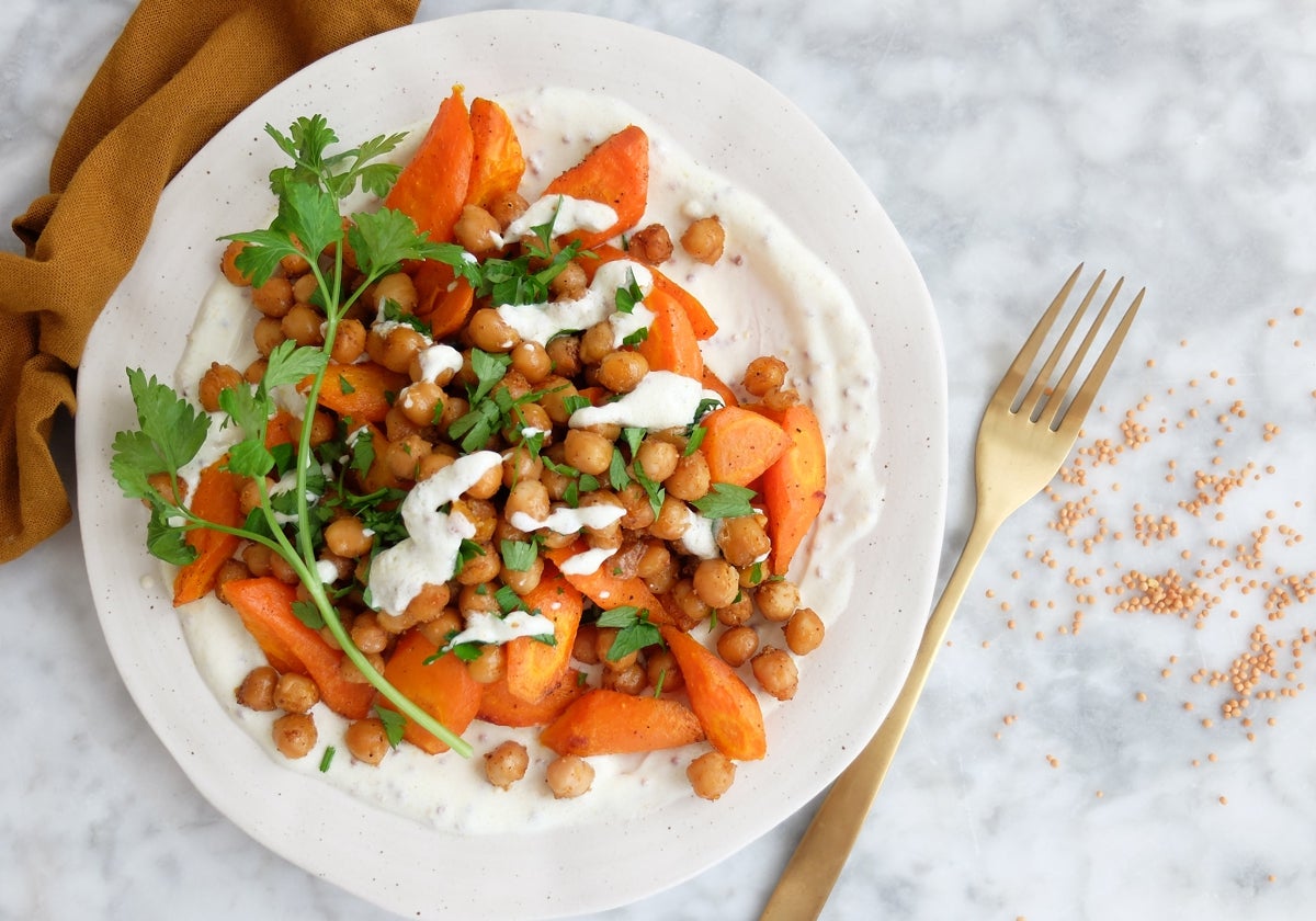 Ensalada de zanahoria con salsa de yogur.