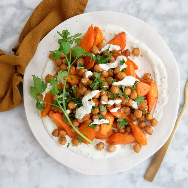 Receta ligera: cómo preparar una ensalada de zanahoria y garbanzos asados con salsa de yogur