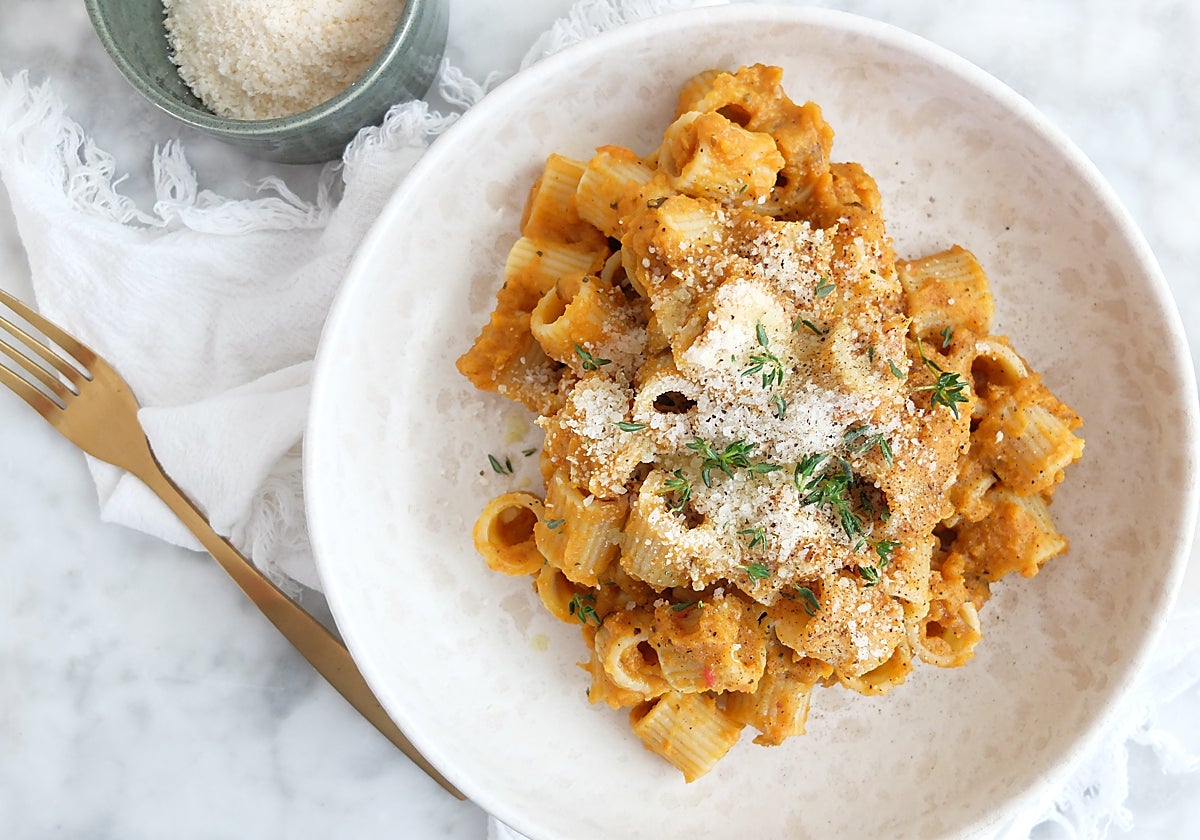 Pasta con salsa de vegetales asados y avellanas.