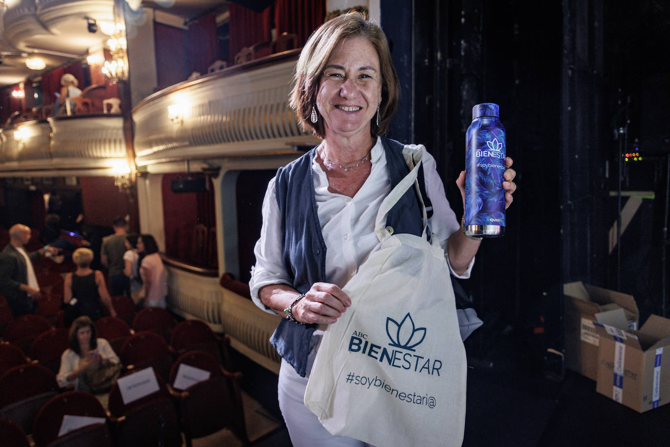 Otra de las ganadoras de la botella y la bolsa de ABC Bienestar, media partner del evento, posa tras ganar su premio en el sorteo celebrado al finalizar el evento 'Adiós a la inflamación' de Sandra Moñino.