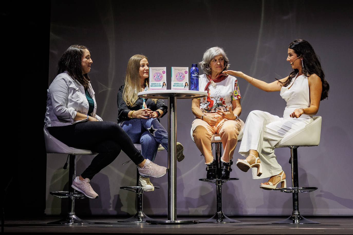 Tras la entrevista, la nutricionista Sandra Moñino invitó a subir al escenario a tres mujeres que querían contar su testimonio pues, según aseguraron, seguir las recomendaciones del libro 'Adiós a la inflamación' les había cambiado la vida. Las tres, de distintas edades y con diferentes casuísticas, aseguraron que no era difícil cuidarse y animaron a los asistentes a proteger su salud.