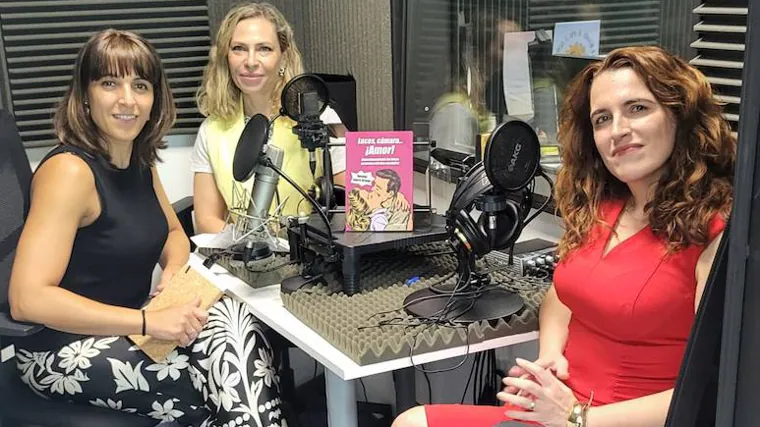 The psychologist Susana Ivorra, with the journalists Laura Pintos and Raquel Alcolea, in the podcast studio.