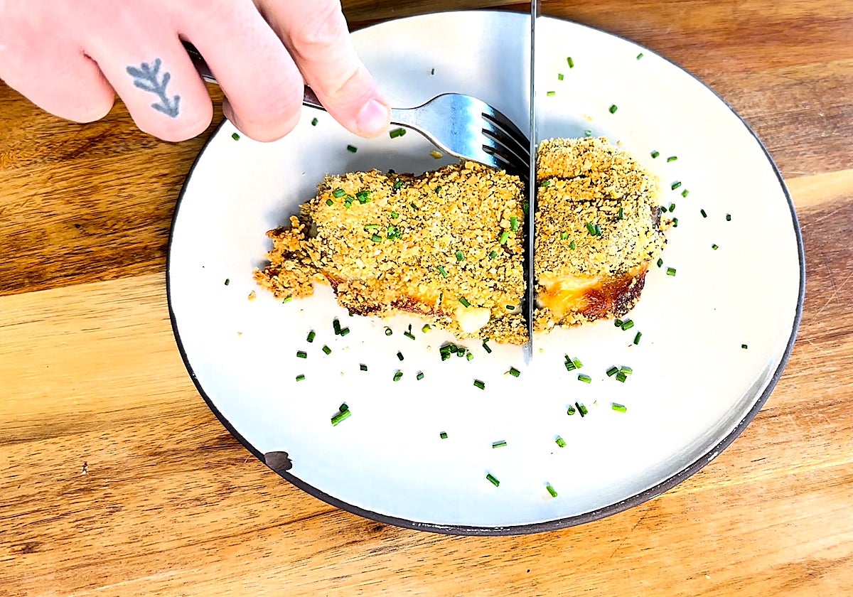 Así se prepara una milanesa de berenjena.