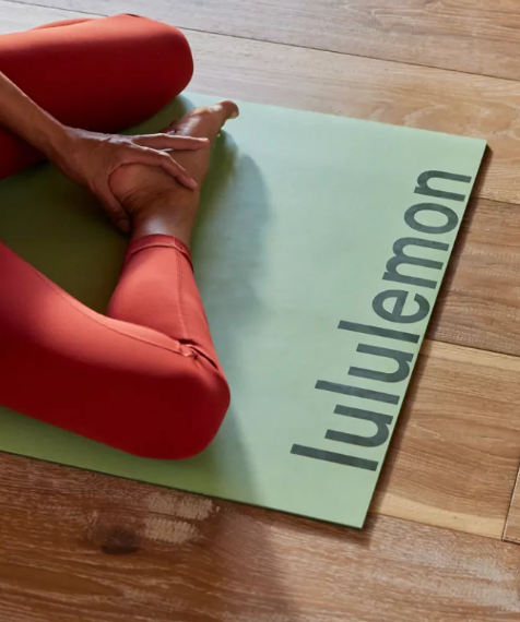 Indispensable para ejercicios de suelo o disciplinas como yoga. En Lululemon hay una gran variedad dde esterillas.