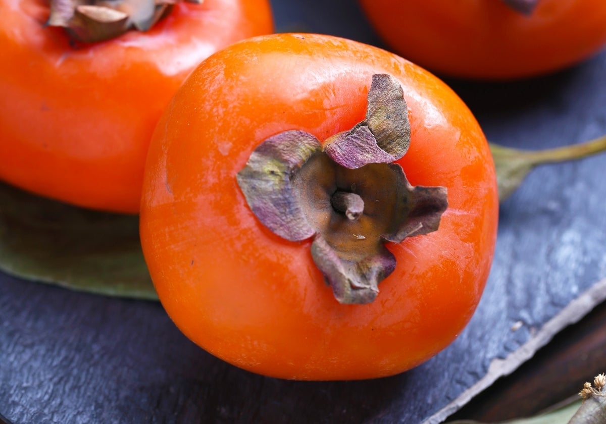 Los beneficios del caqui y qué recetas hacer con él.