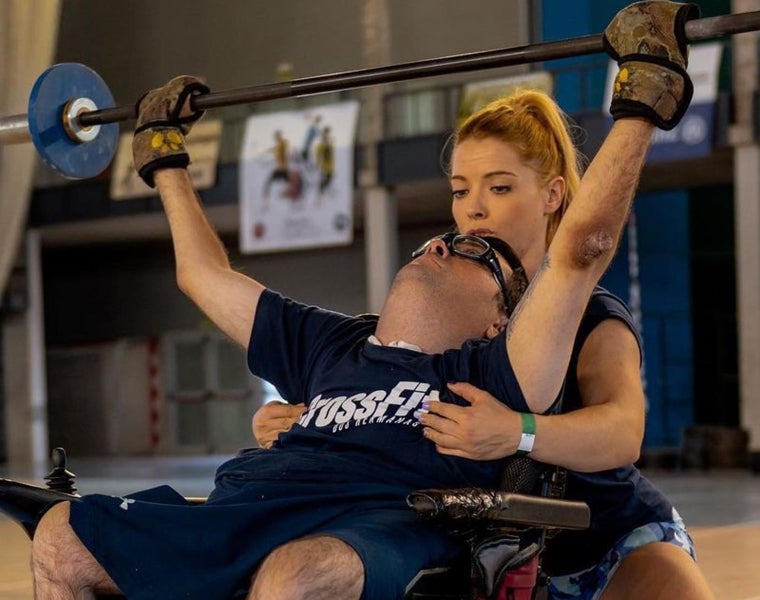La Dra. Miriam Salas entrenando a uno de sus atletas