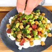 Ensalada de garbanzos asados con base de burrata: la receta fácil y rápida para comer entre semana