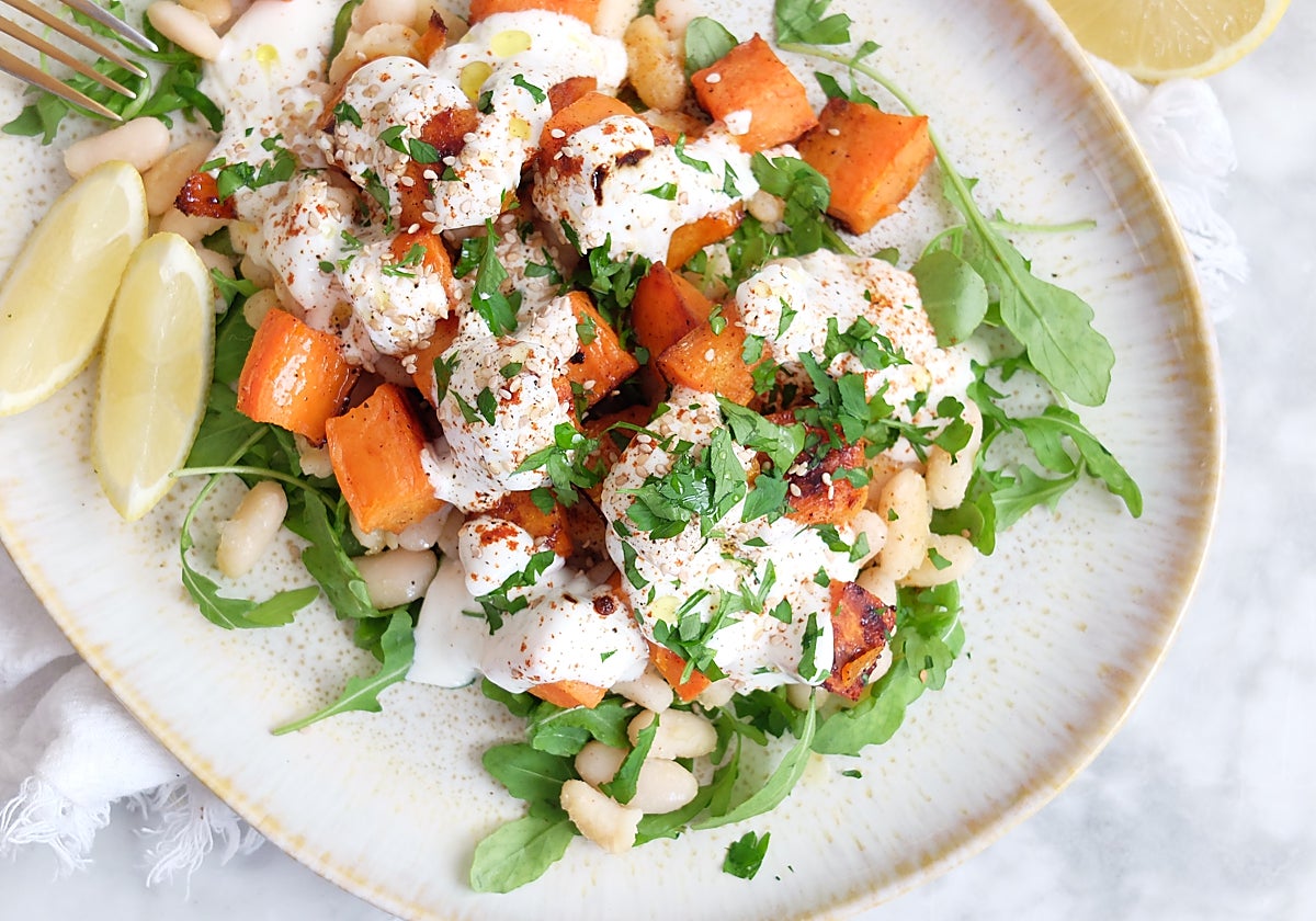 Ensalada de alubias y boniato con salsa de yogur y limón.
