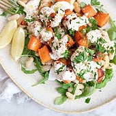 Ensalada de alubias y boniato con salsa de yogur y limón: una receta sorprendente