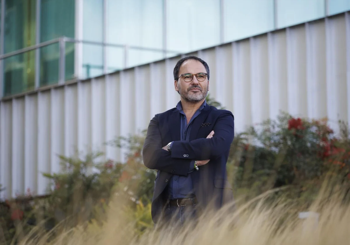 El psicólogo Tomás Navarro, en el exterior del edificio de ABC, en Vocento.