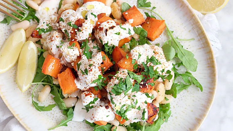 Ensalada de alubias y boniato con salsa de yogur y limón.