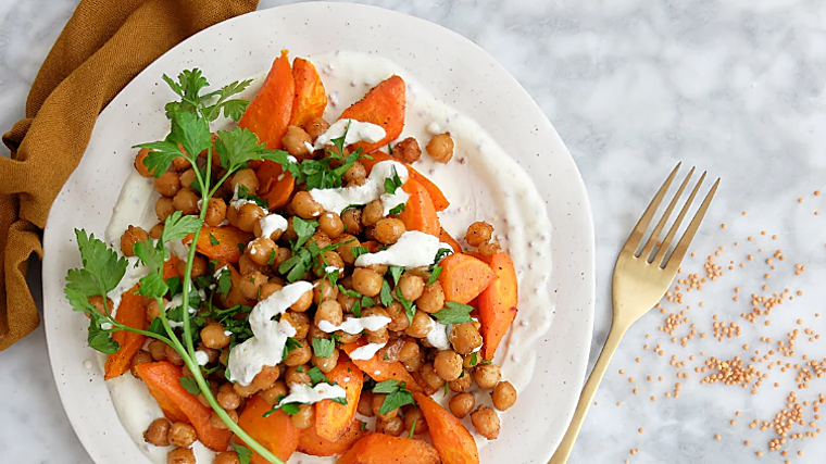 Ensalada de zanahoria y garbanzos asados con salsa de yogur.