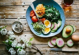 Quiero ponerme a dieta: ¿Acudo a un dietista o a un nutricionista?