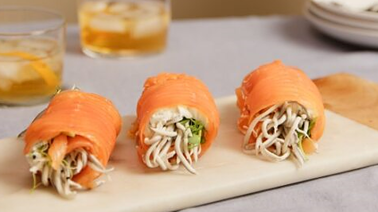 Rollito de salmón con Gula del Norte.