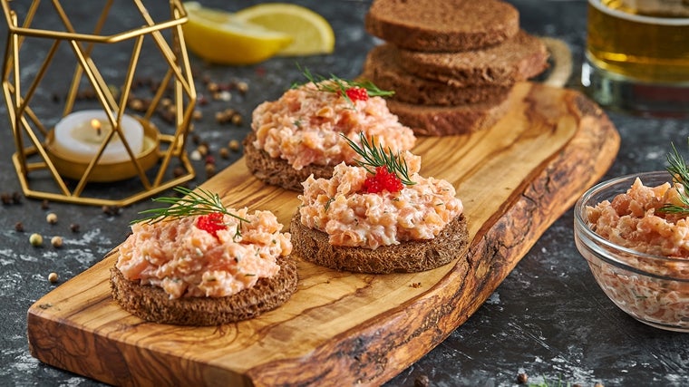 Tostas de tartar de salmón.