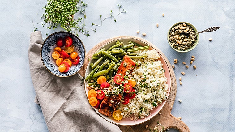Apuesta por la regla del plato saludable.