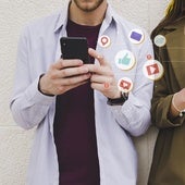 Oversharing o adicción a compartirlo todo en redes sociales: qué consecuencias psicológicas tiene